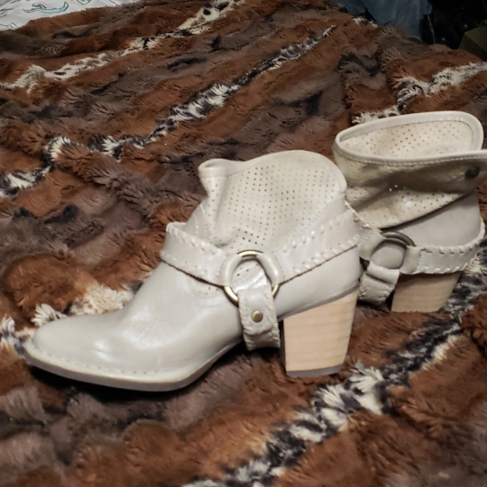 New Bussola Whitney Woodville boots. Size 6.